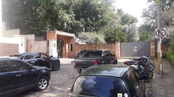 Legisladores “leales” a Horacio Cartes llegan en caravana hasta su casa - Nacionales - ABC Color