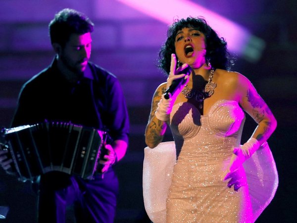 Mon Laferte mantiene su foco sobre Chile con un reguetón de protesta