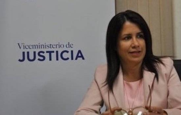 HOY / Alejandra Peralta presenta su renuncia y se despide del Ministerio de Justicia