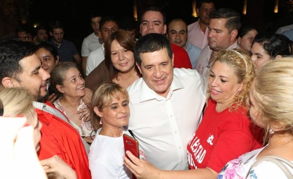 HOY / Dan muestras de apoyo a Cartes, en medio del conflicto judicial con el Brasil