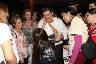 Adherentes llevan su respaldo a Horacio Cartes