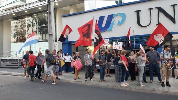 HOY / Impiden a Almagro dar conferencia en Asunción al grito de "golpista"