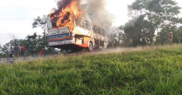 Dos mueren calcinados tras chocar con un bus