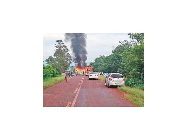 Fatal choque entre colectivo y automóvil