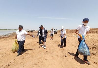 Estudiantes de San Antonio dicen “sí” a recuperación de playa - Interior - ABC Color