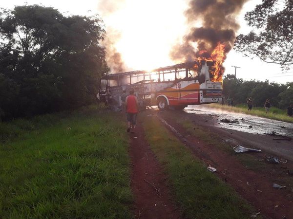Dos muertos y un herido grave en choque frontal e incendio de vehículos
