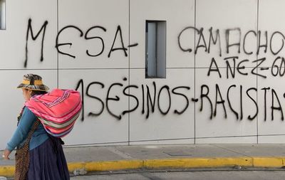 J. Áñez “bajo” fuego cruzado de políticos