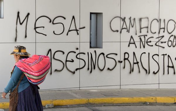 J. Áñez “bajo” fuego cruzado de políticos
