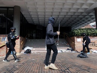 Estudiantes continúan amotinados en Universidad de Hong Kong