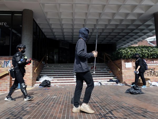 Estudiantes continúan amotinados en Universidad de Hong Kong