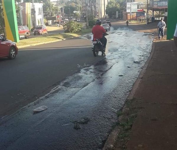 Vecinos ya no soportan agua servida