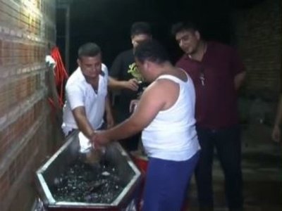 Festejó su cumple con ataúd lleno de cerveza