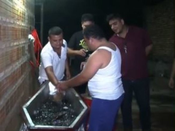Festejó su cumple con ataúd lleno de cerveza