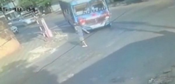 Bus arrolla y mata a peatón en San Lorenzo | Noticias Paraguay
