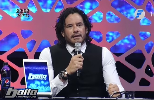 Cimarro severo con la pareja compuesta por la “Chica Extra” del Baila