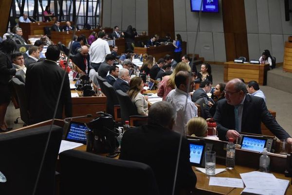 Diputados ceden al incremento del tope fiscal, a cambio de recibir aumento para salarios - Nacionales - ABC Color