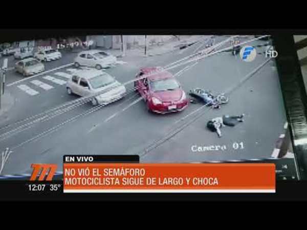 Motociclista no vio el semáforo y causó triple choque