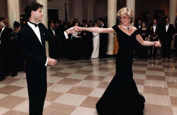 Subastan el icónico vestido con el que Lady Di bailó con John Travolta - SNT