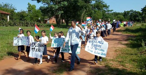 Piden rubro para docente que enseña hace 11 años sin remuneración