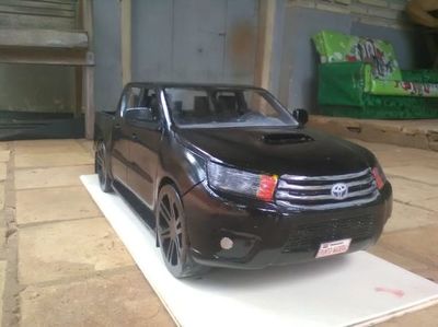 Joven artesano de Caaguazú realiza réplicas de vehículos en miniatura