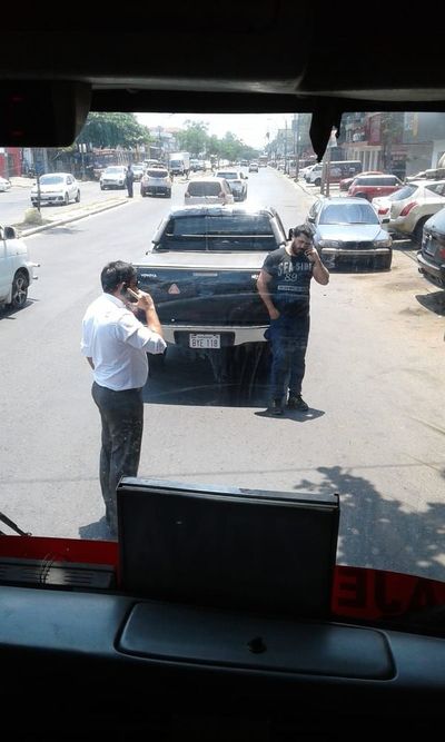 Concejal ataja ómnibus en confuso incidente - Nacionales - ABC Color