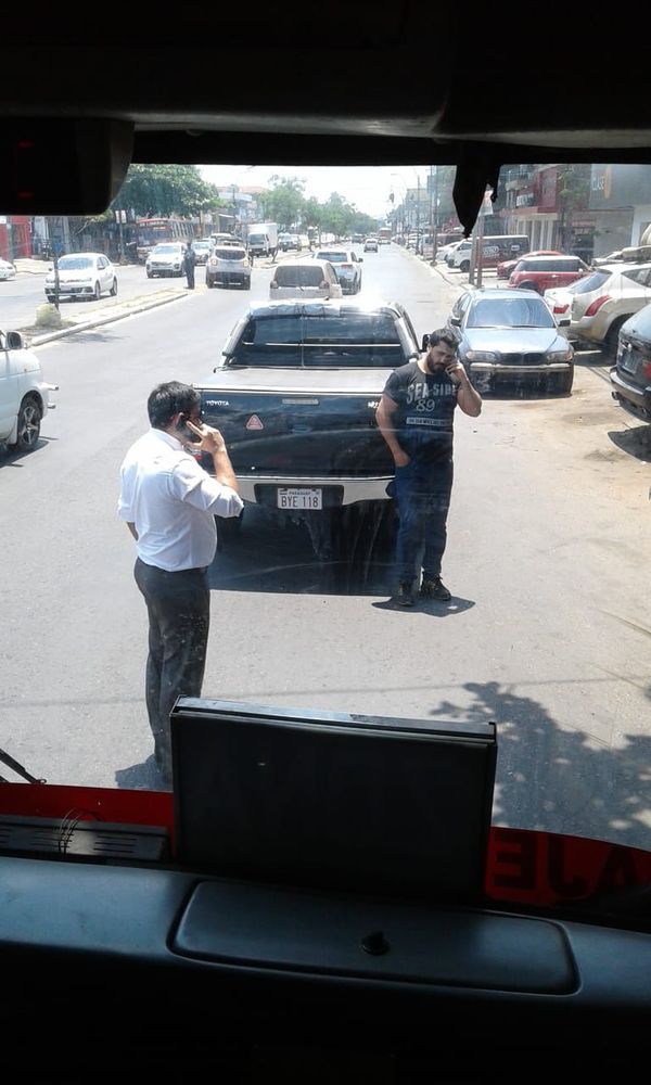 Concejal ataja ómnibus en confuso incidente - Nacionales - ABC Color
