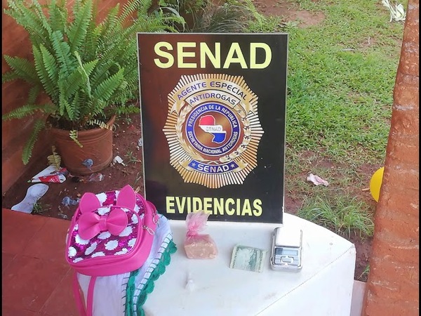 MUJER DETENIDA POR PRESUNTAMENTE COMERCIALIZAR DROGA EN ARROYO PORA