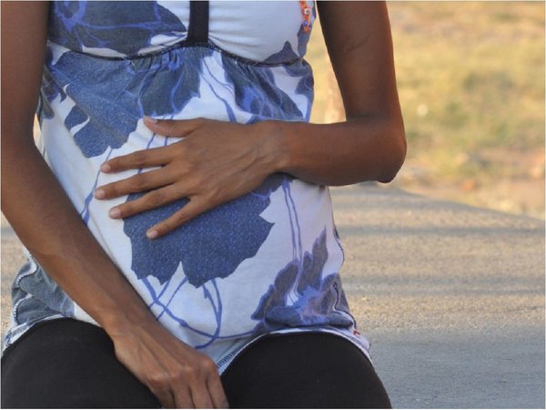 Mujer tuvo un feto muerto en su vientre varios días por falta de cama
