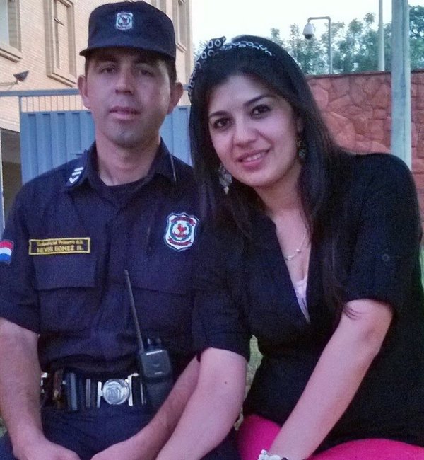 Policía asesina a su esposa en una escuela de San Juan Bautista