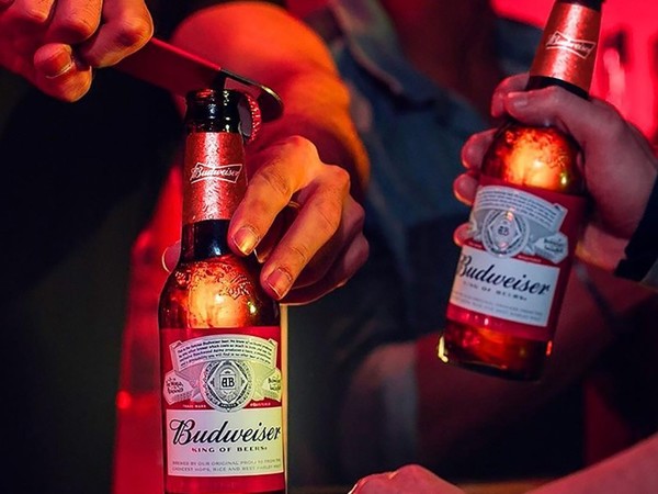 BUDWEISER te invita a disfrutar de su 'nueva botella, misma receta desde 1876'