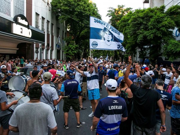 Hinchas de Gimnasia reclaman la continuidad de Maradona