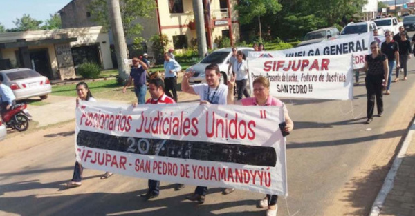 Funcionarios cierran la ruta por el aumento