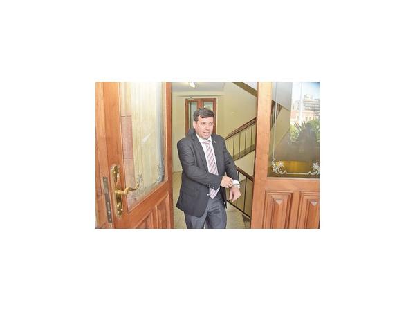 Ex secretario de Villamayor fue desvinculado de la EBY