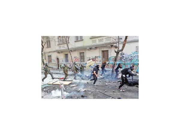 Protestas no cesan en Chile, pese al acuerdo sobre Constitución
