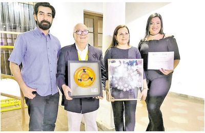 Distinguen a periodistas de ABC por visibilizar problemática de adopción - Locales - ABC Color