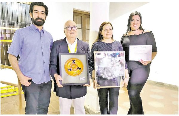 Distinguen a periodistas de ABC por visibilizar problemática de adopción - Locales - ABC Color