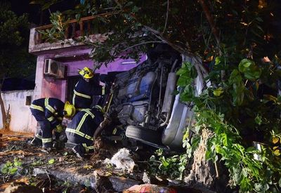 Conductor pierde el control de su auto y vuelca, pero sale ileso - Nacionales - ABC Color