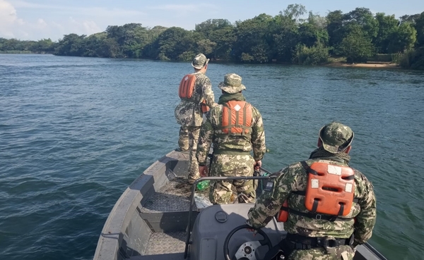 Armada Paraguaya y Prefectura Naval Argentina realizan controles por veda pesquera | .::Agencia IP::.