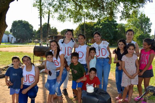 Estudiantes de Ayolas celebran su último día de clases con una merienda solidaria - Nacionales - ABC Color