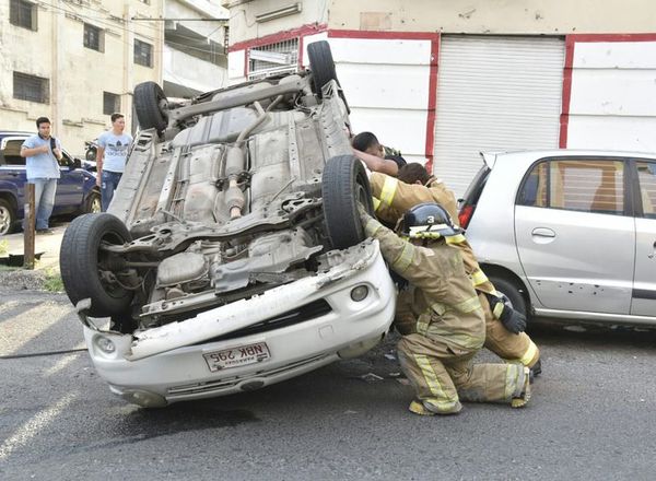 Vehículo en “modo ambulancia” causa accidente - Nacionales - ABC Color