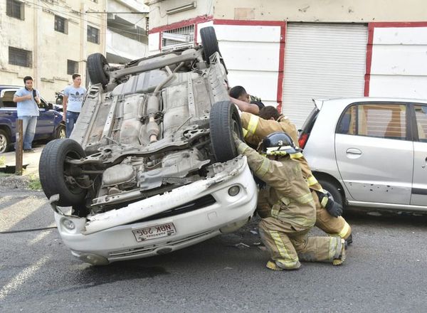 Vehículo en “modo ambulancia” causa accidente  - Nacionales - ABC Color