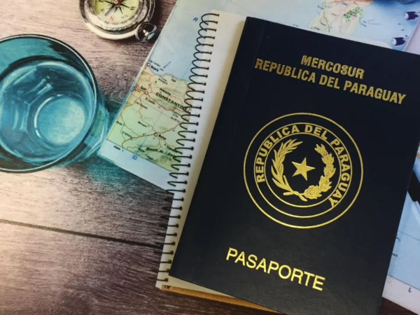 Contribuyentes que no estén al día con el fisco no podrán viajar