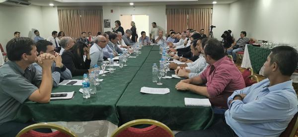Sojeros piden más seguridad en el campo durante reunión con ministro