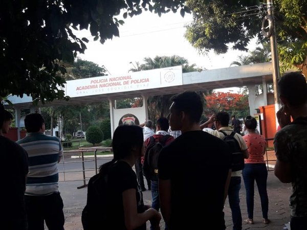Aspirantes a policías protestan por no pasar chequeo médico