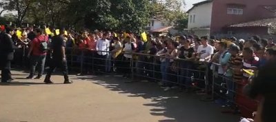 Postulantes a la Isepol se manifiestan tras eliminación masiva en examen médico » Ñanduti