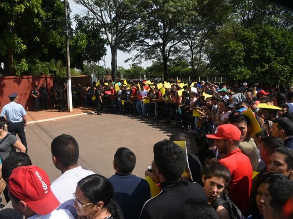 Aspirantes a policía protestan tras masiva eliminación por inspección médica