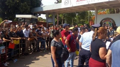 Cuestionan resultados de exámenes en Academia de Policía