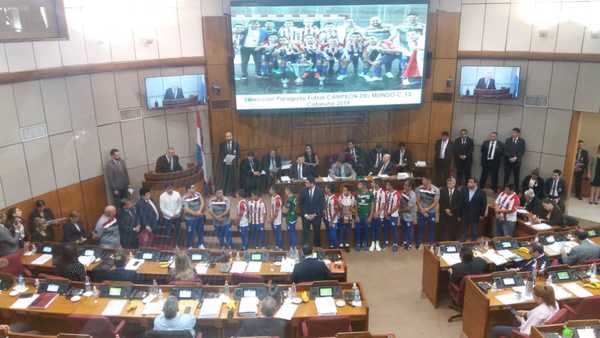 Nombran ciudadanos ilustres a jugadores de la Selección Paraguaya de Futsal C13 » Ñanduti