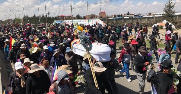 En Bolivia marchan con sus muertos a cuestas pidiendo renuncia de Áñez