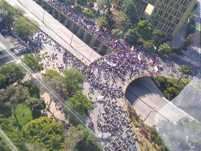 Colombianos marchan en las calles para protestar contra el Gobierno » Ñanduti